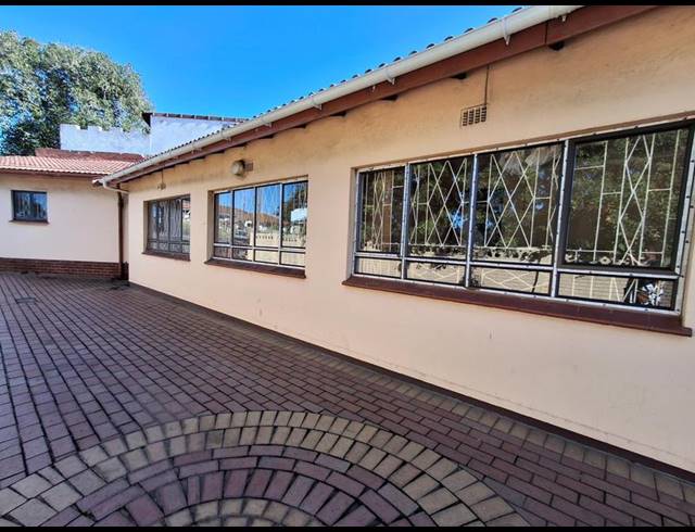 4 BEDROOM PROPERTY TO RENT IN MEREBANK